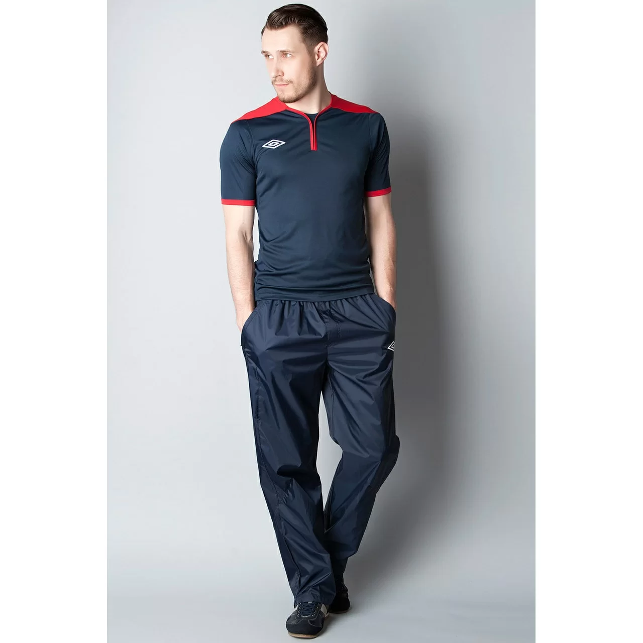 Брюки ветрозащитные Umbro Uniform Training Shower Pants т.син/бел/бел 423013/911 Фото Брюки ветрозащитные Umbro Uniform Training Shower Pants т.син/бел/бел 423013/911 со склада магазина Спортев