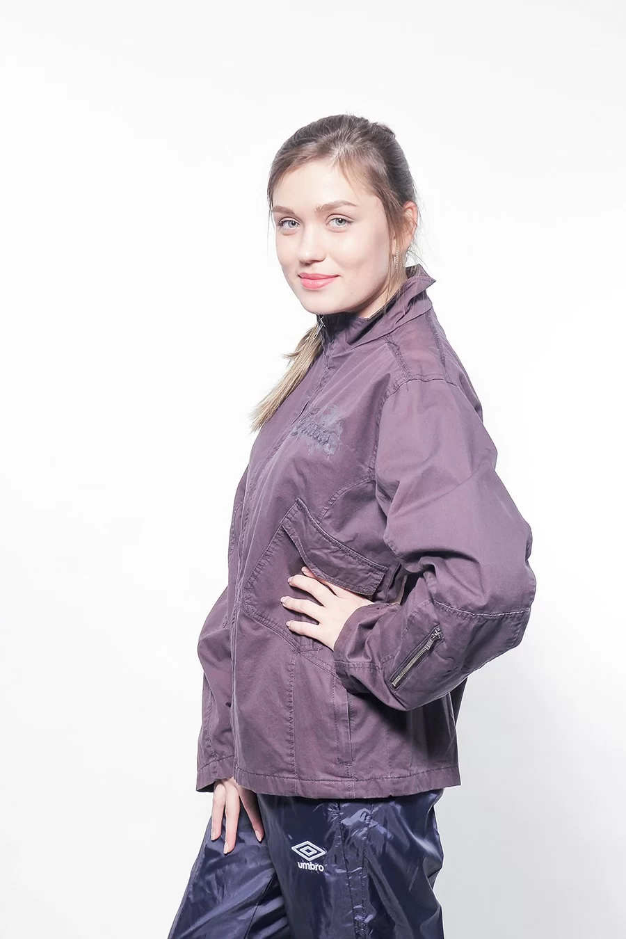 Куртка лёгкая Umbro Holden Woven Jacket т.сер 291609/592 Фото Куртка лёгкая Umbro Holden Woven Jacket т.сер 291609/592 со склада магазина Спортев
