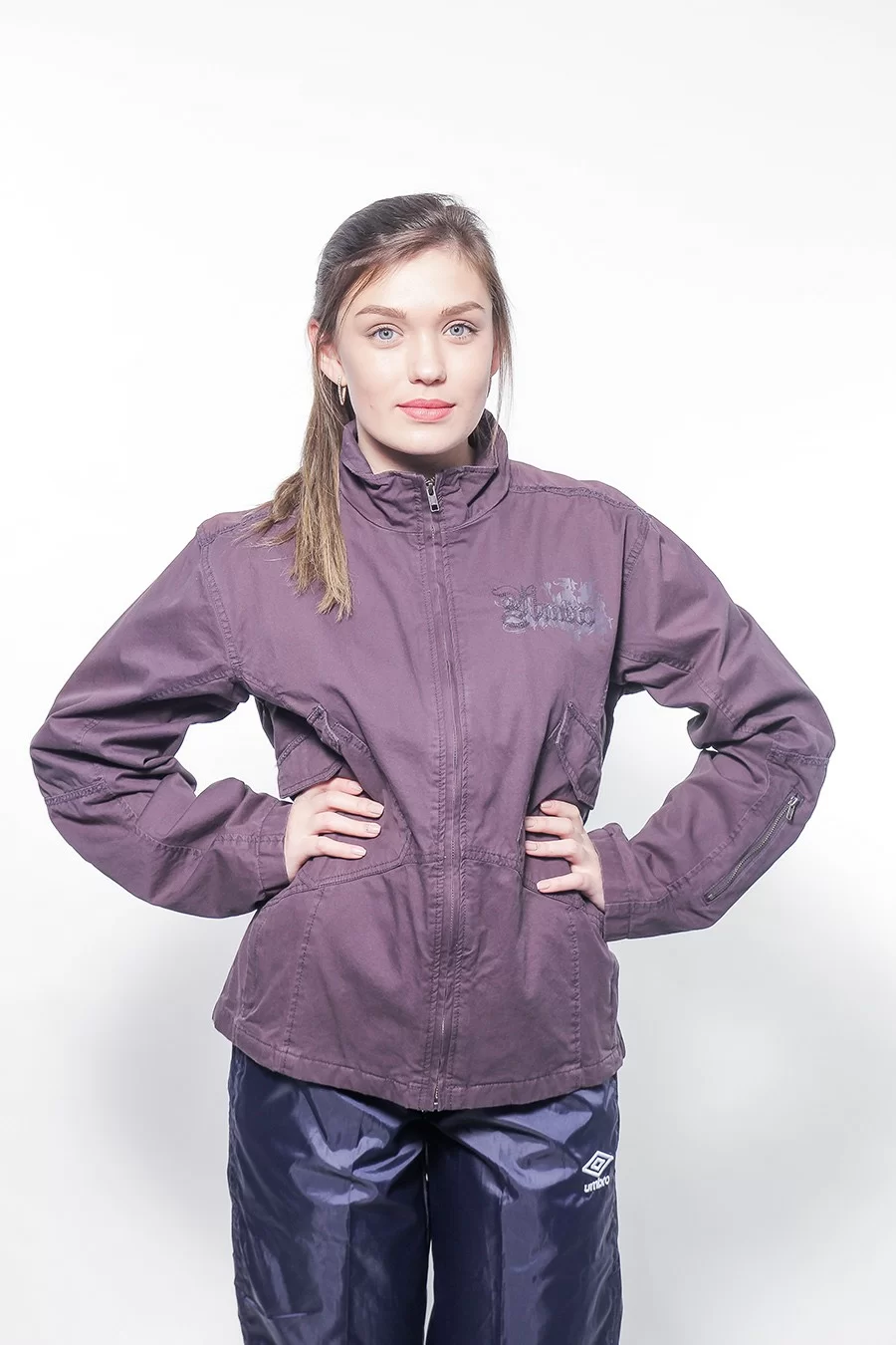 Куртка лёгкая Umbro Holden Woven Jacket т.сер 291609/592 Фото Куртка лёгкая Umbro Holden Woven Jacket т.сер 291609/592 со склада магазина Спортев