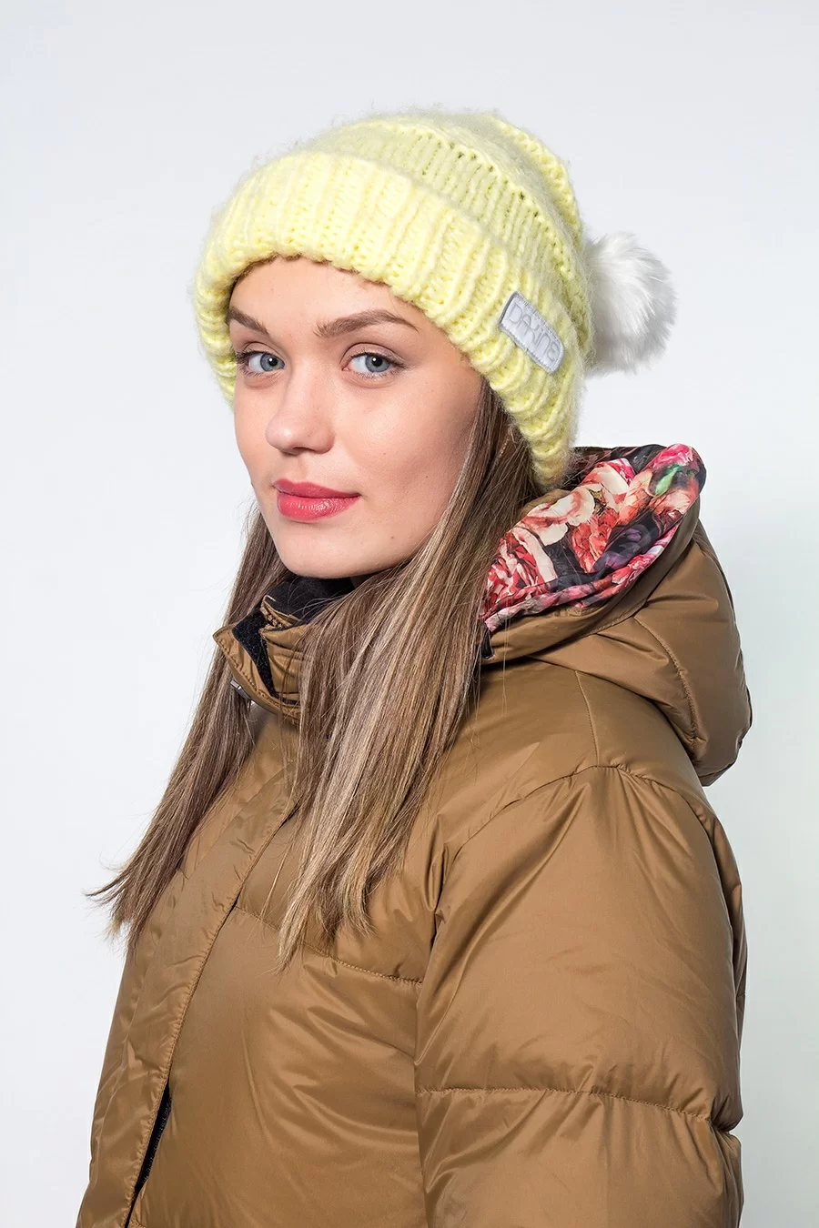 Шапка Dakine жен. Scruntch 8680-033/458/822 Фото Шапка Dakine жен. Scruntch 8680-033/458/822 со склада магазина Спортев