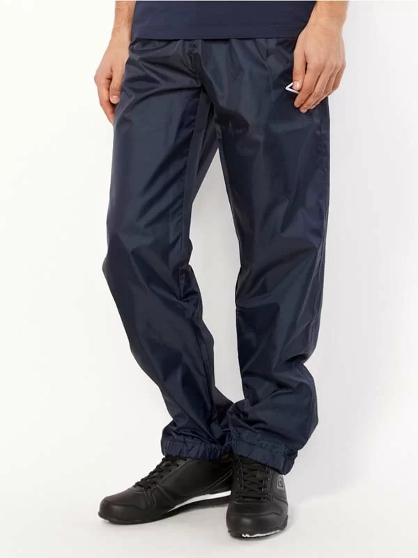 Брюки ветрозащитные Umbro Uniform Training Shower Pants т.син/бел/бел 423013/911 Фото Брюки ветрозащитные Umbro Uniform Training Shower Pants т.син/бел/бел 423013/911 со склада магазина Спортев