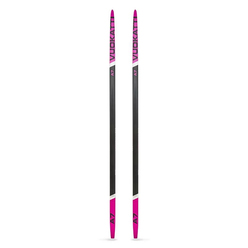 Беговые лыжи Vuokatti wax black/magenta 045WBM Фото Беговые лыжи Vuokatti wax black/magenta 045WBM со склада магазина Спортев