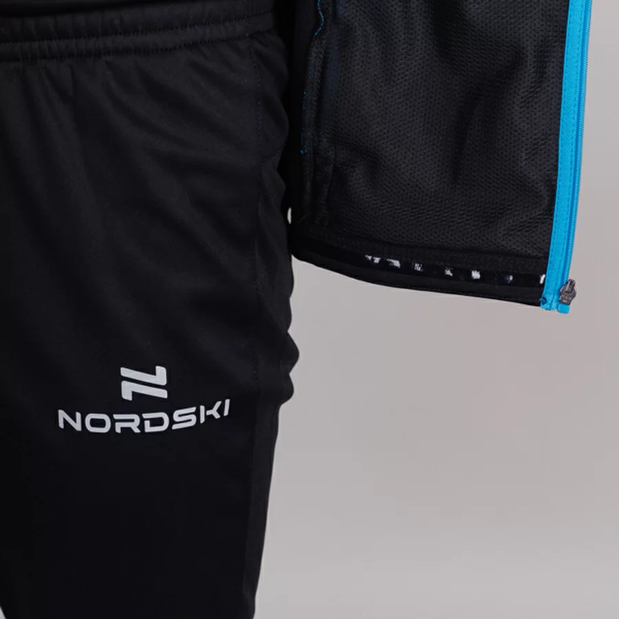 Костюм разминочный Nordski Base black/blue NSM815170 Фото Костюм разминочный Nordski Base black/blue NSM815170 со склада магазина Спортев