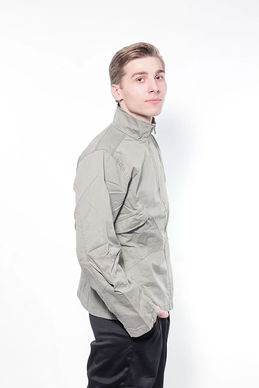 Куртка лёгкая Umbro Holden Woven Jacket хаки 291609/8023 Фото Куртка лёгкая Umbro Holden Woven Jacket хаки 291609/8023 со склада магазина Спортев