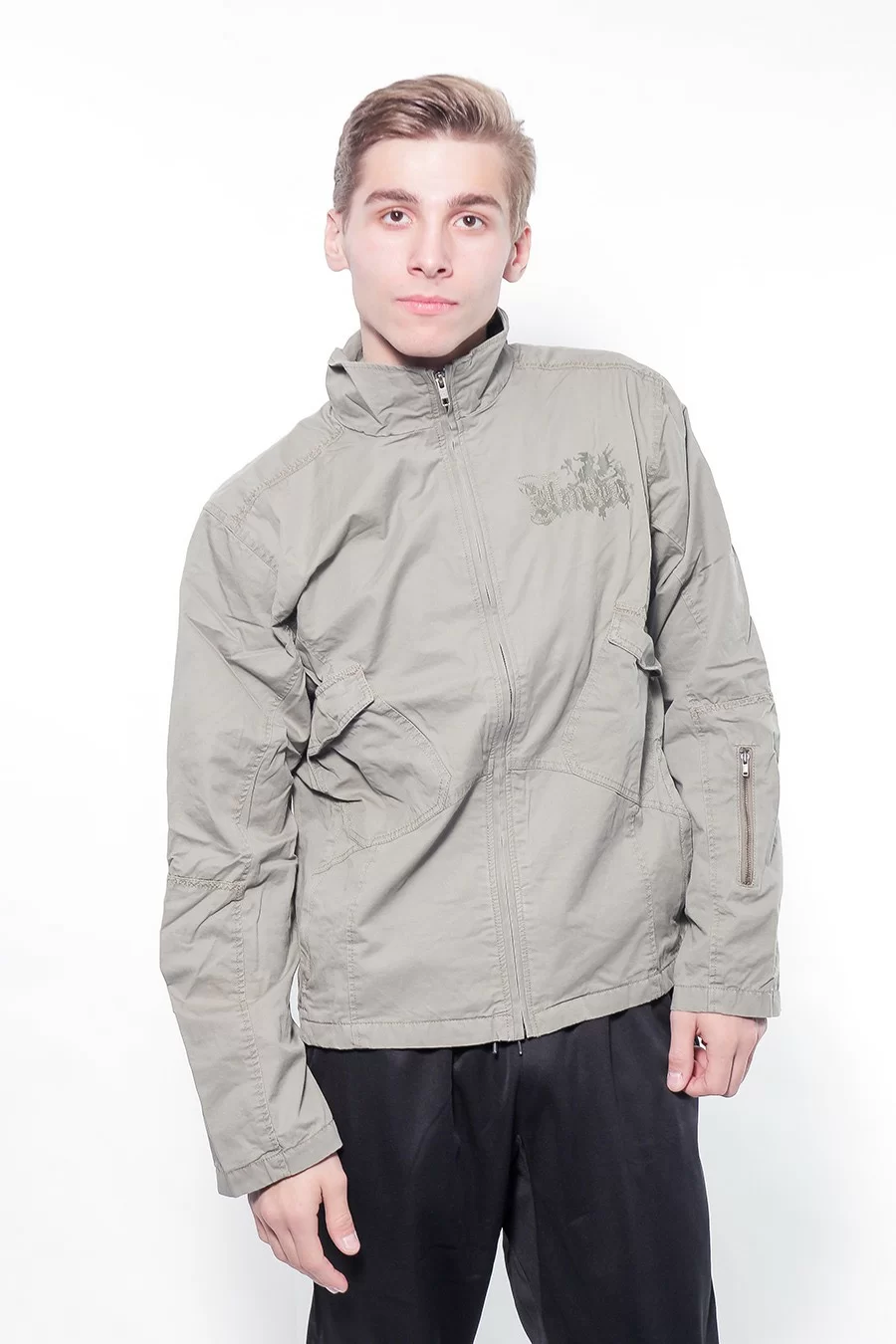 Куртка лёгкая Umbro Holden Woven Jacket хаки 291609/8023 Фото Куртка лёгкая Umbro Holden Woven Jacket хаки 291609/8023 со склада магазина Спортев
