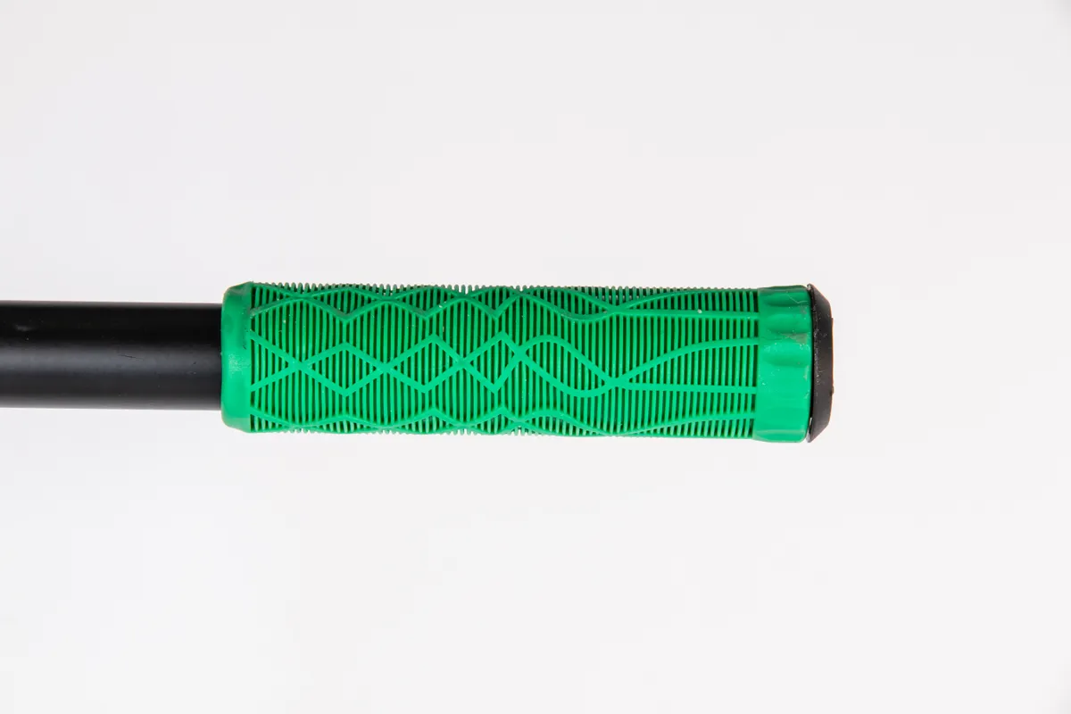 Самокат TechTeam Duker 101 (2022) трюковой black/green Фото Самокат TechTeam Duker 101 (2022) трюковой black/green со склада магазина Спортев