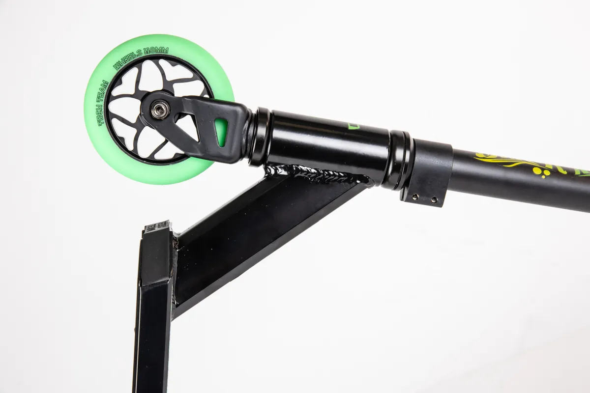 Самокат TechTeam Duker 101 (2022) трюковой black/green Фото Самокат TechTeam Duker 101 (2022) трюковой black/green со склада магазина Спортев