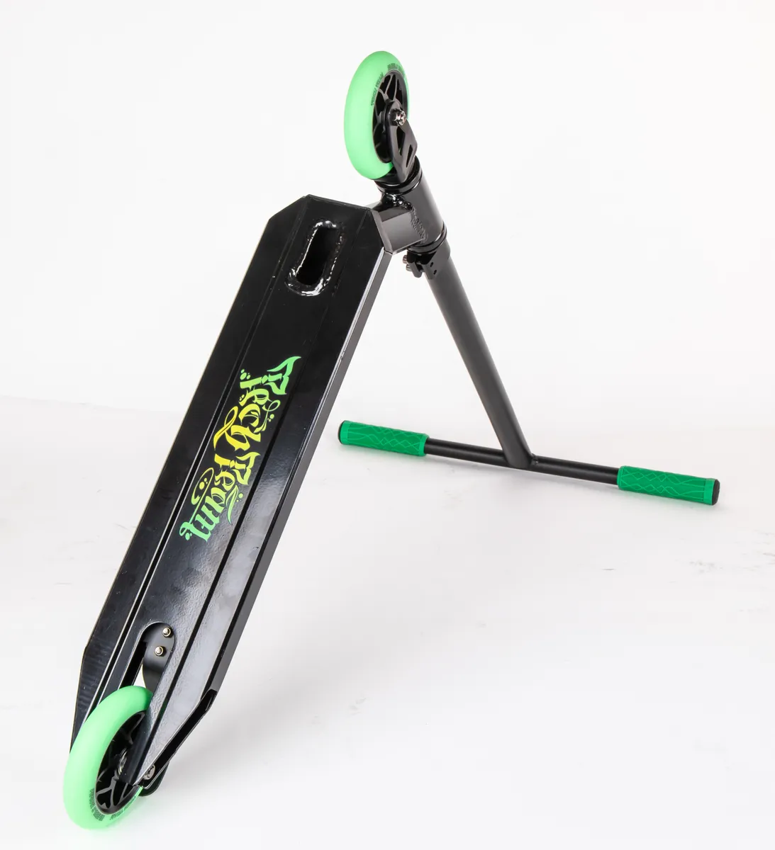 Самокат TechTeam Duker 101 (2022) трюковой black/green Фото Самокат TechTeam Duker 101 (2022) трюковой black/green со склада магазина Спортев
