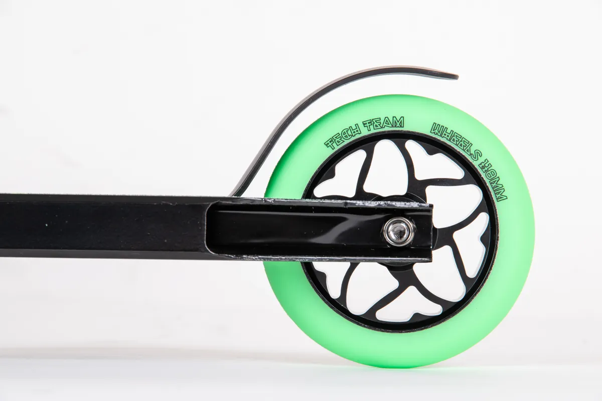 Самокат TechTeam Duker 101 (2022) трюковой black/green Фото Самокат TechTeam Duker 101 (2022) трюковой black/green со склада магазина Спортев