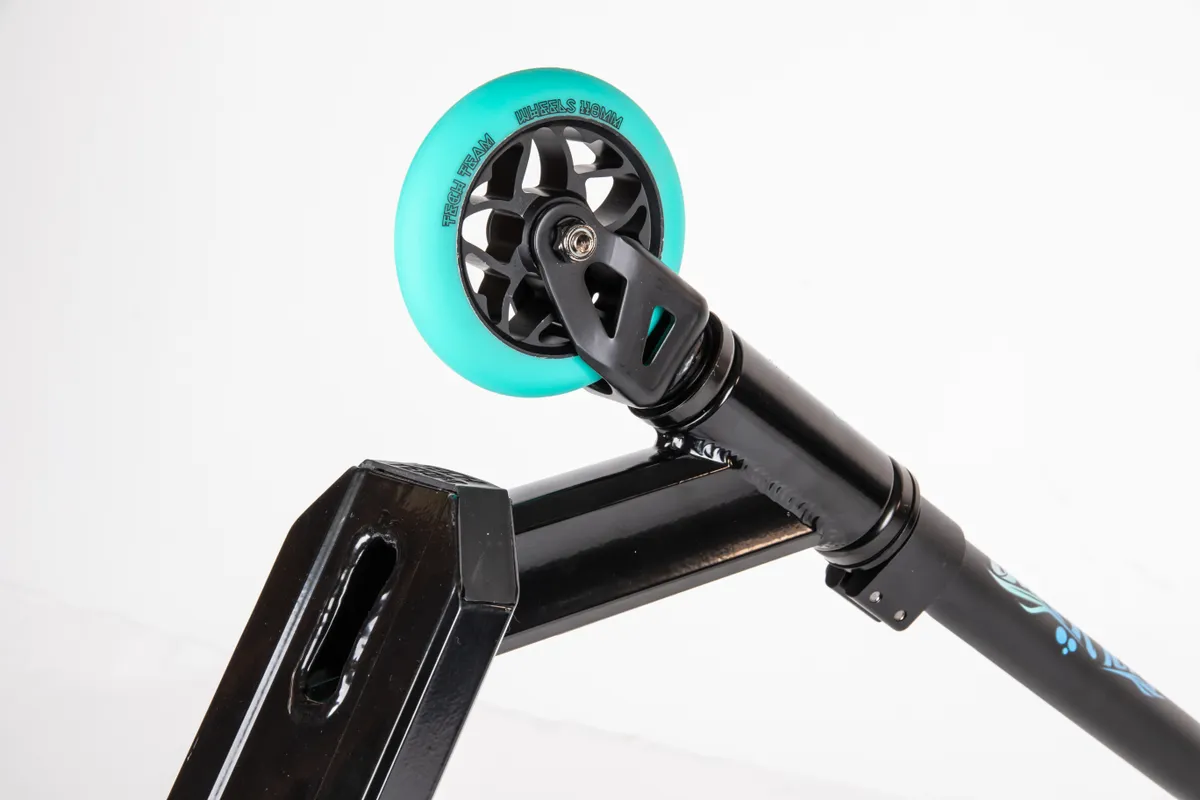 Самокат TechTeam Duker 101 (2022) трюковой black/celadon Фото Самокат TechTeam Duker 101 (2022) трюковой black/celadon со склада магазина Спортев